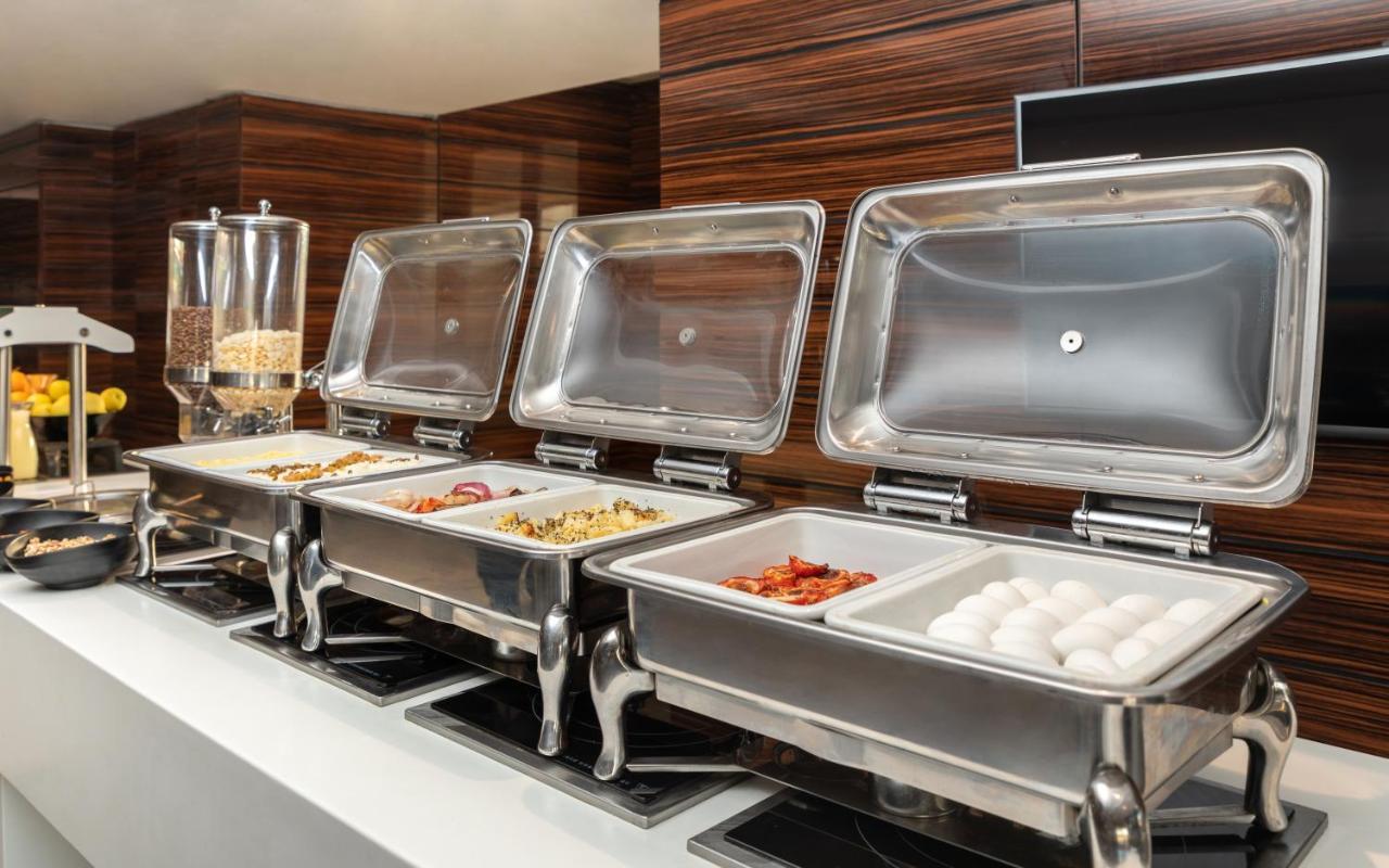 Radisson Hotel Сфакс Екстериор снимка A chafing dish