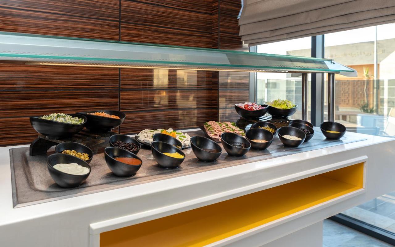 Radisson Hotel Сфакс Екстериор снимка A salad bar