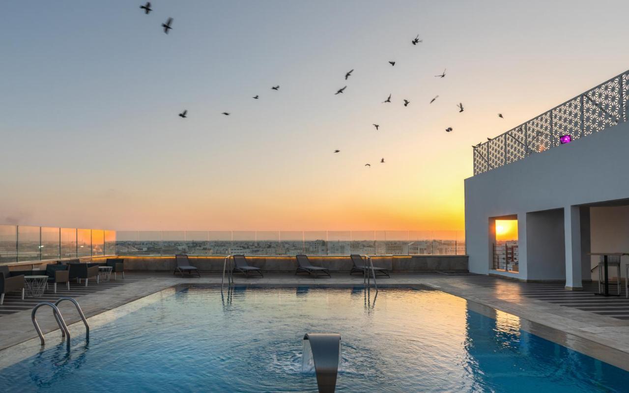 Radisson Hotel Сфакс Екстериор снимка Rooftop pool at the hotel