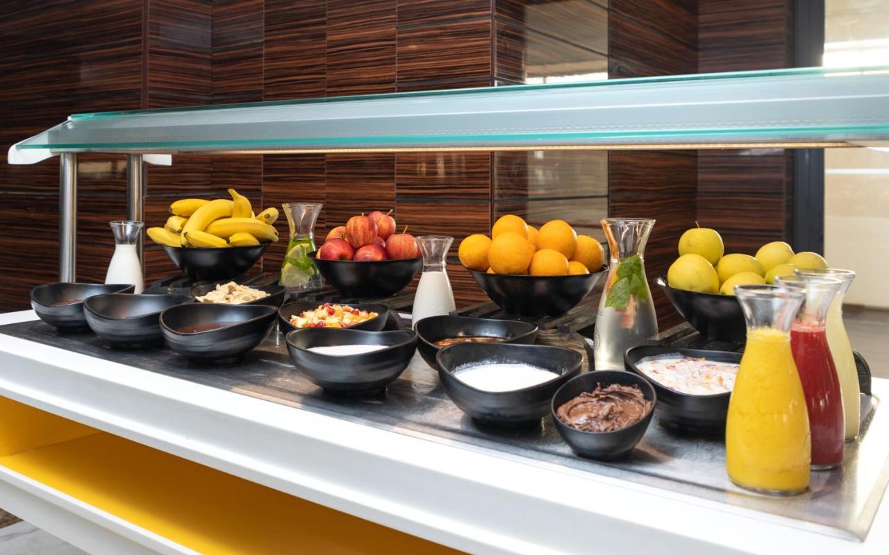 Radisson Hotel Сфакс Екстериор снимка A salad bar