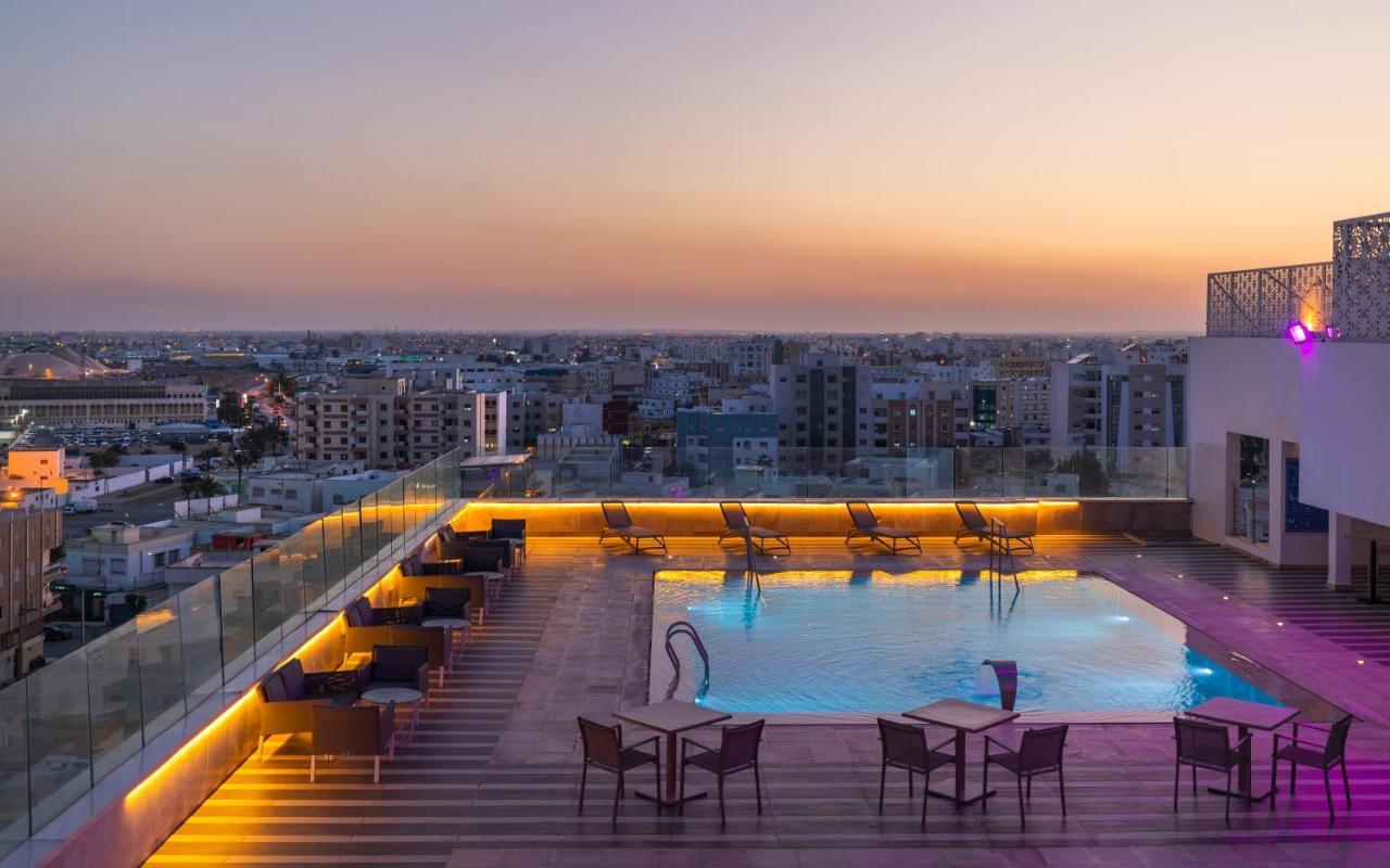 Radisson Hotel Сфакс Екстериор снимка Rooftop pool at the hotel