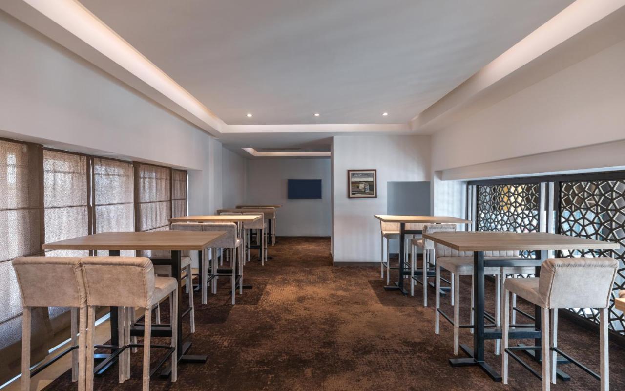 Radisson Hotel Сфакс Екстериор снимка The lounge at the airport