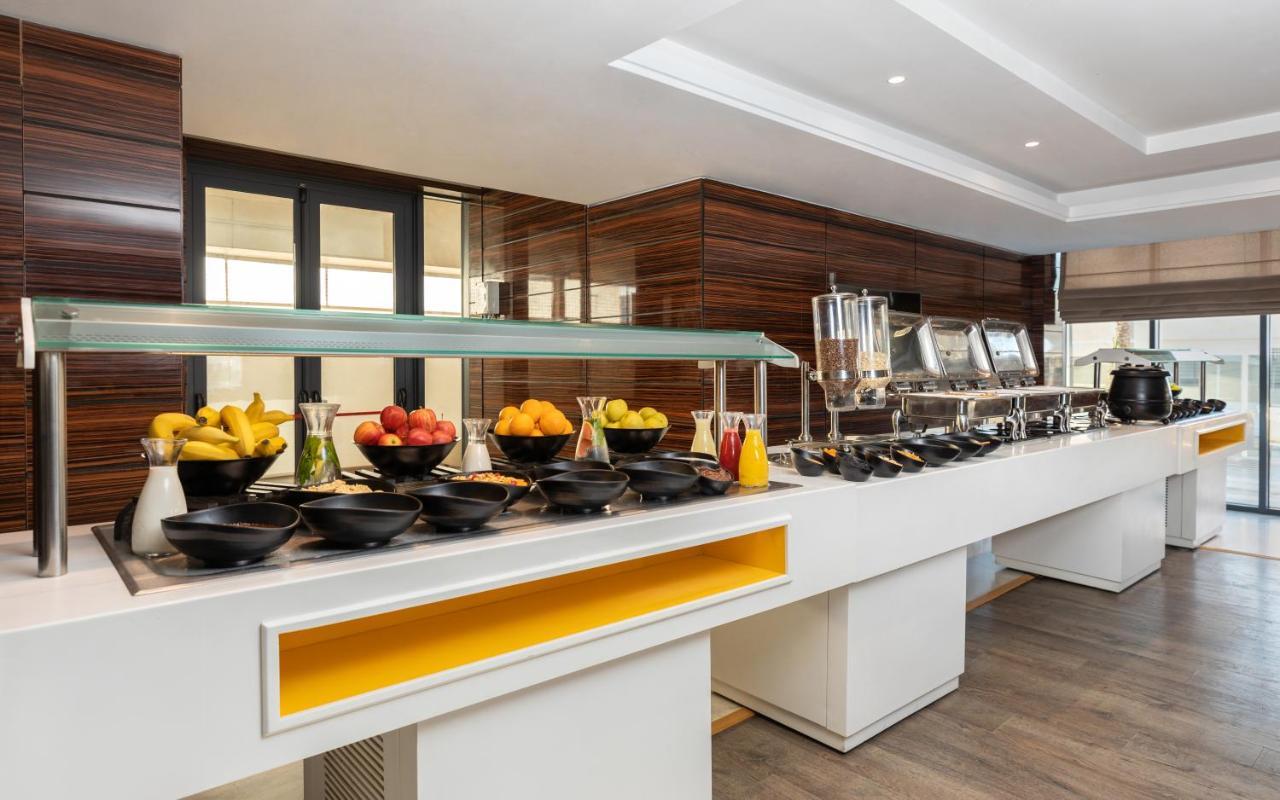 Radisson Hotel Сфакс Екстериор снимка A buffet at a hotel
