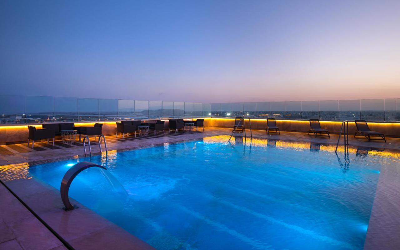 Radisson Hotel Сфакс Екстериор снимка The pool at the rooftop bar