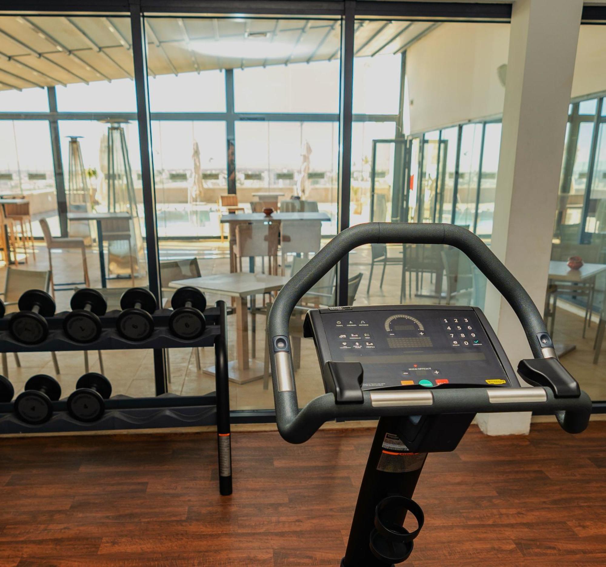Radisson Hotel Сфакс Екстериор снимка The gym at the hotel