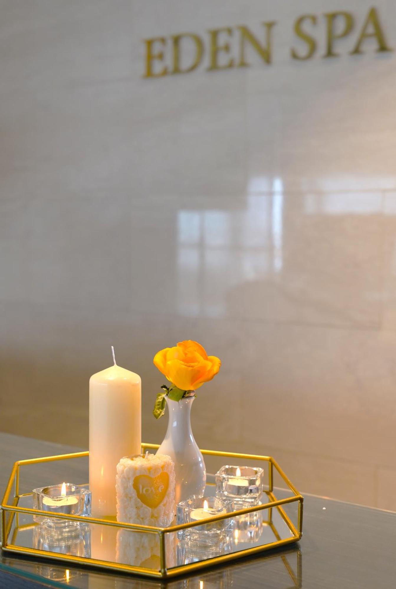 Radisson Hotel Сфакс Екстериор снимка Candle and rose at the memorial service for victims of the 2011 Christchurch earthquake