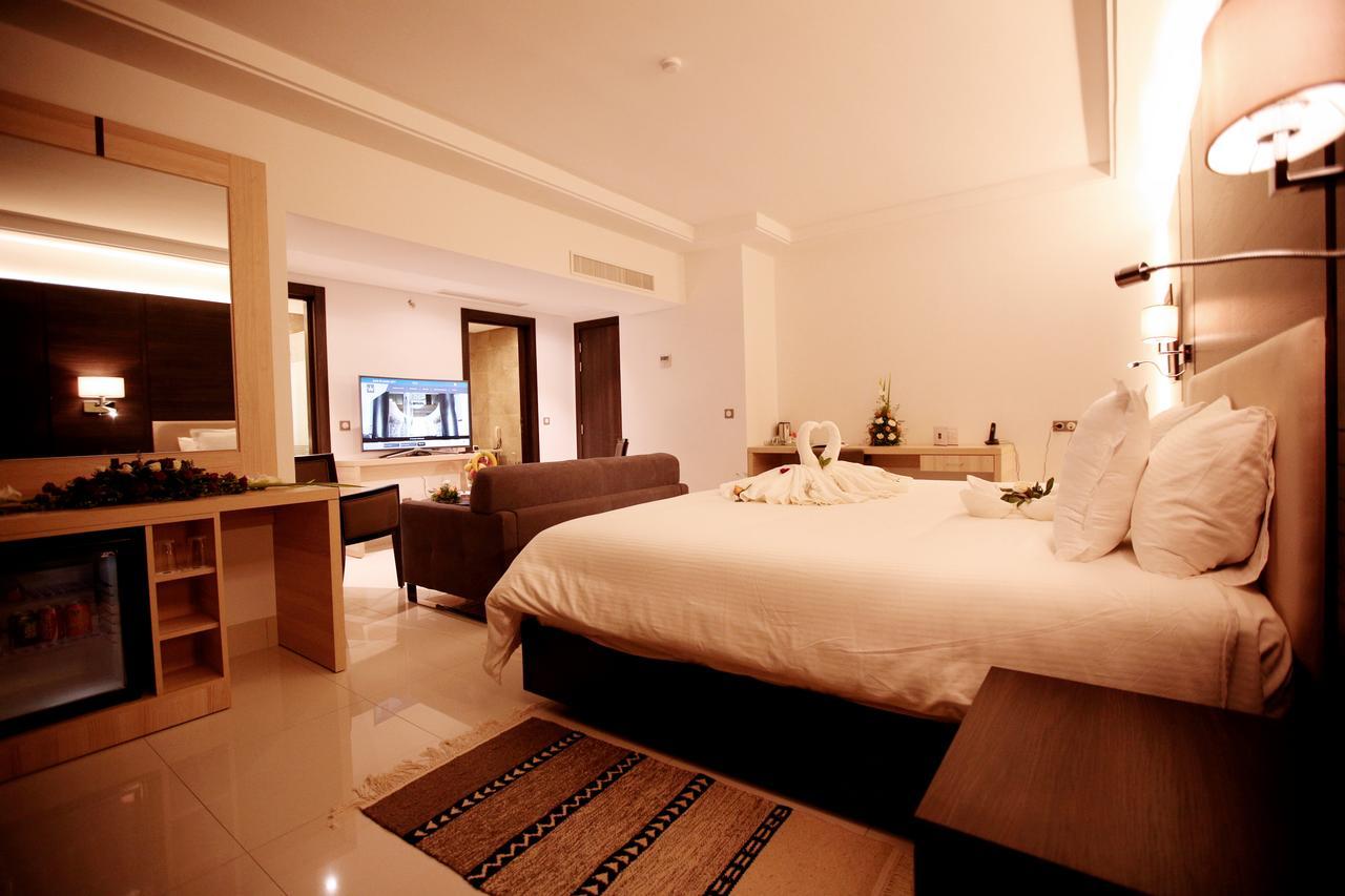 Radisson Hotel Сфакс Екстериор снимка A room at the hotel