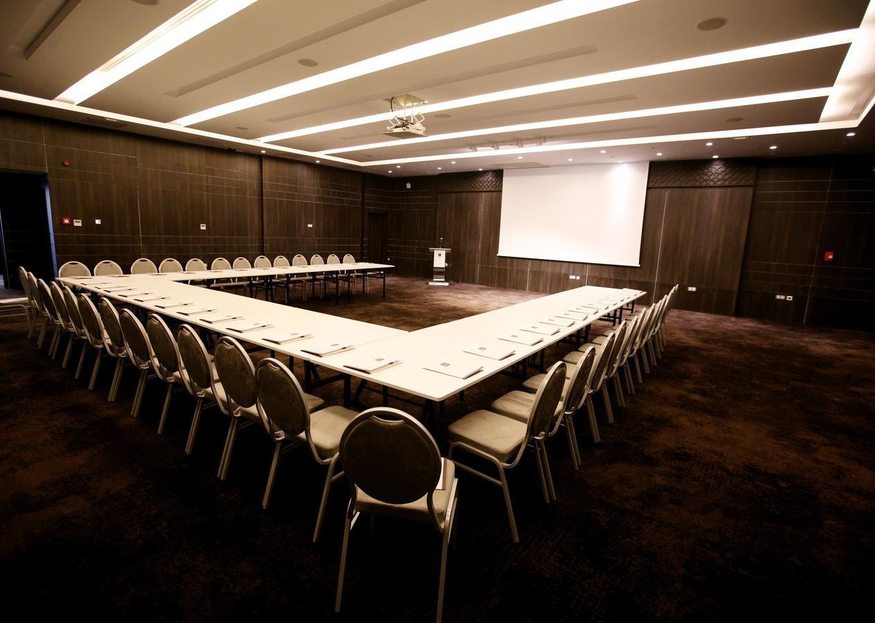 Radisson Hotel Сфакс Екстериор снимка A meeting room