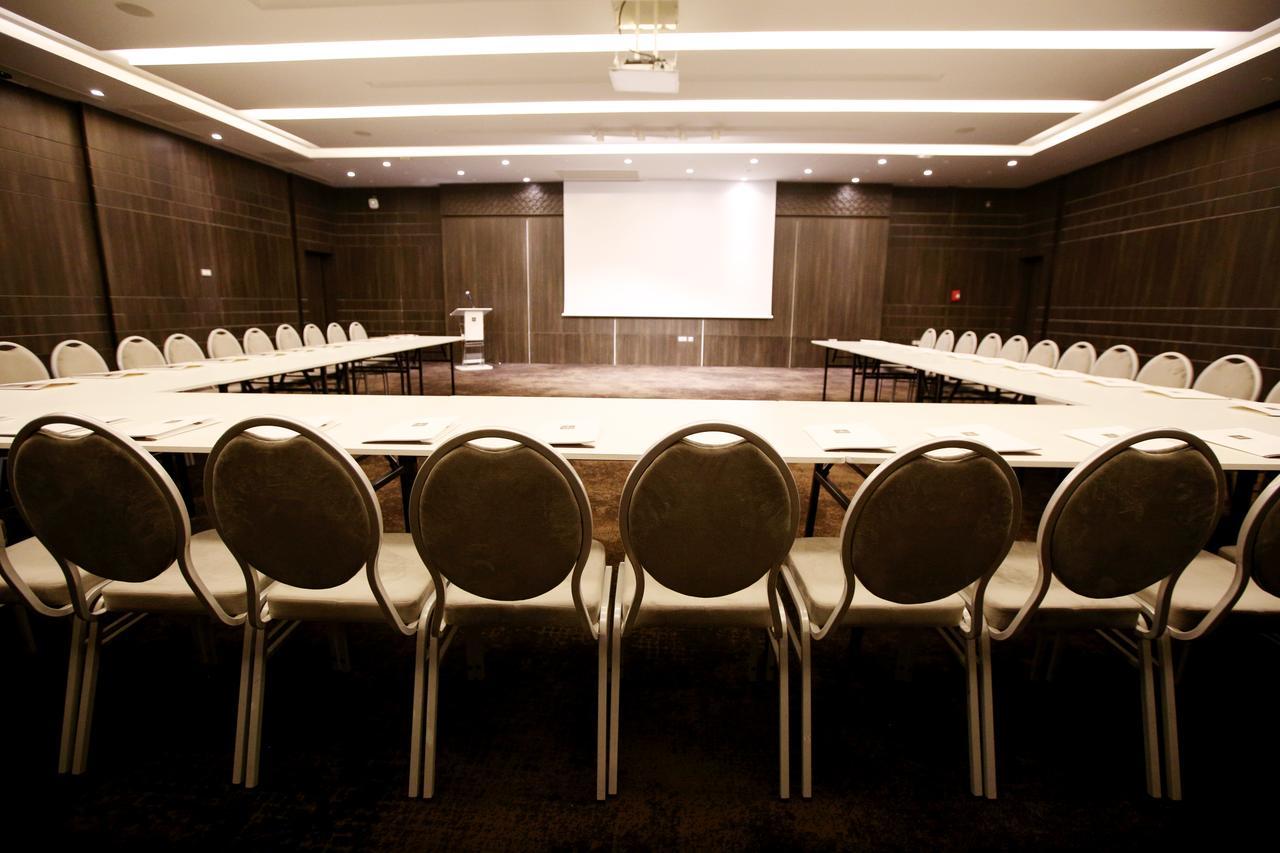 Radisson Hotel Сфакс Екстериор снимка A meeting room