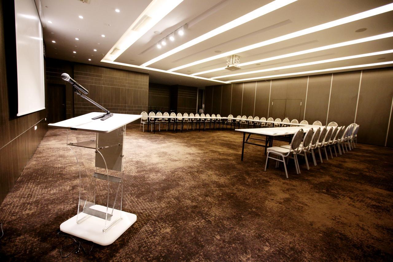 Radisson Hotel Сфакс Екстериор снимка A meeting room