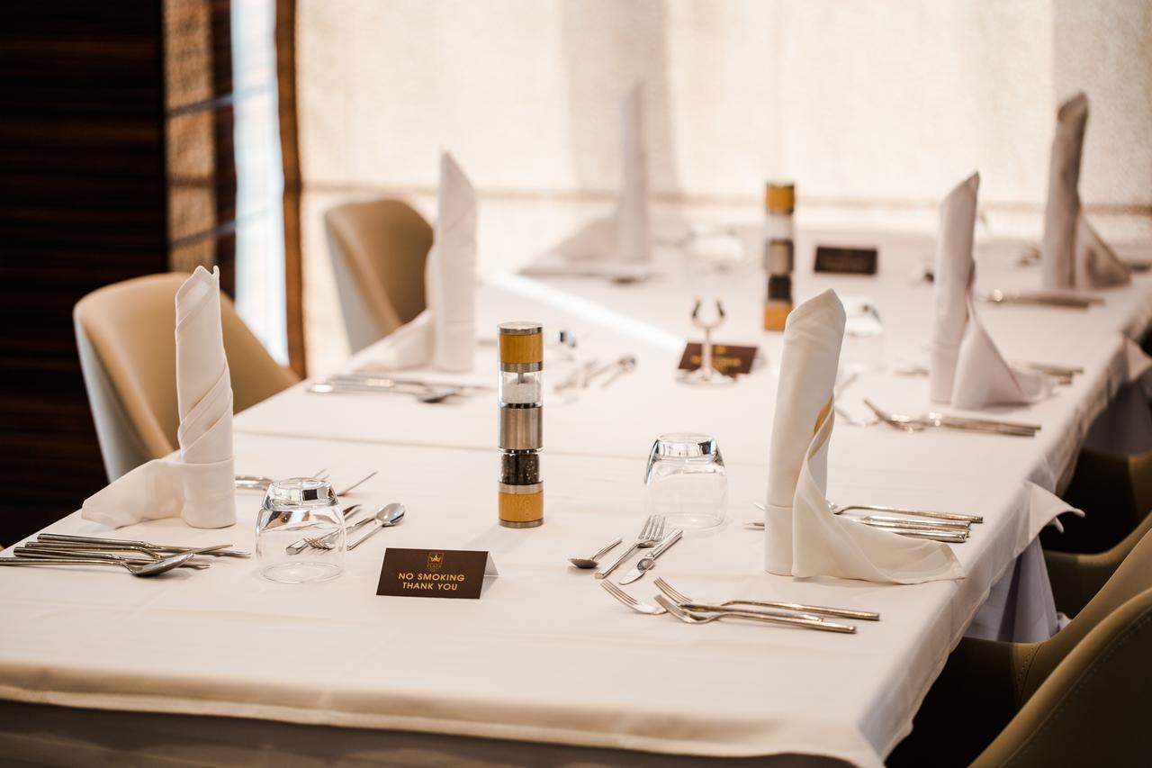 Radisson Hotel Сфакс Екстериор снимка A table set for a formal meal