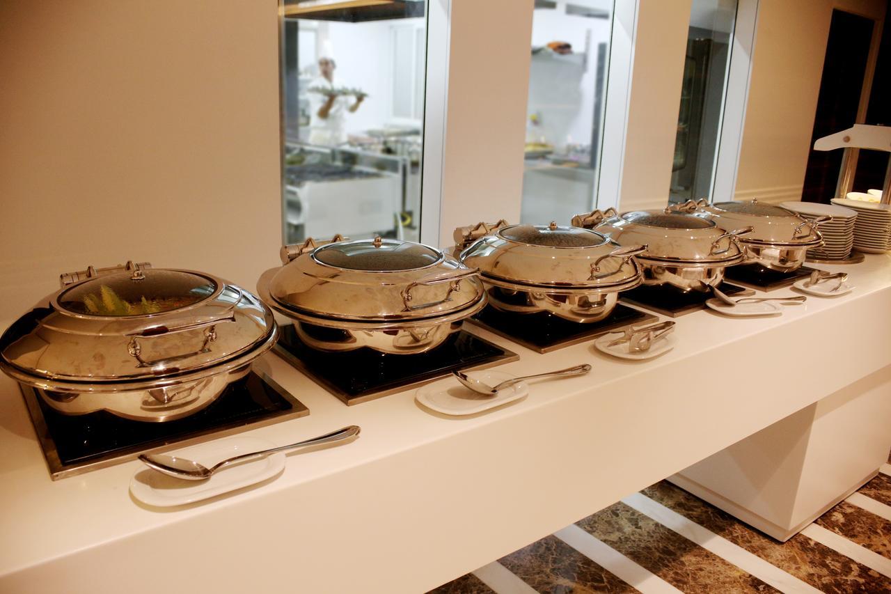 Radisson Hotel Сфакс Екстериор снимка A row of chafing dishes