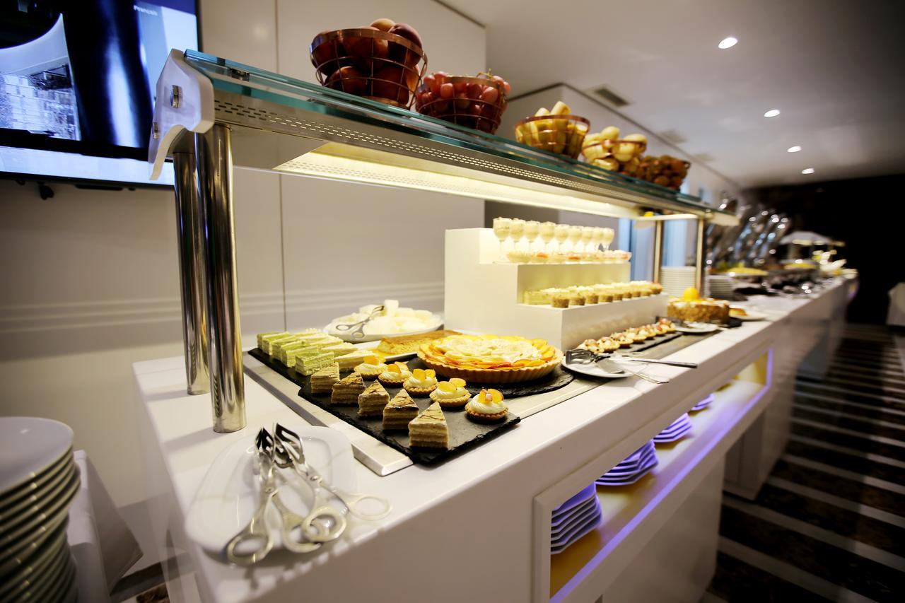 Radisson Hotel Сфакс Екстериор снимка A buffet at a hotel