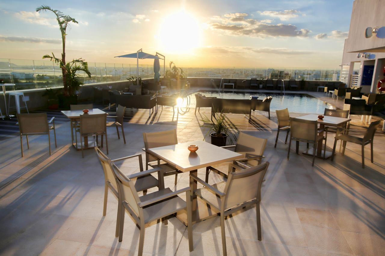 Radisson Hotel Сфакс Екстериор снимка Rooftop pool at the hotel