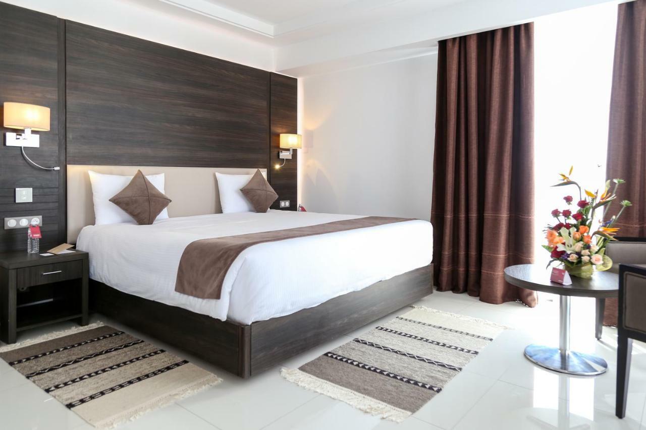 Radisson Hotel Сфакс Екстериор снимка A bedroom in a hotel