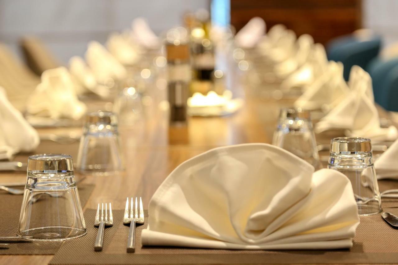 Radisson Hotel Сфакс Екстериор снимка A table set for fine dining
